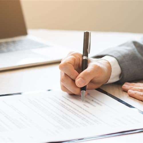 Abogada firmando un documento con una clienta en un despacho de abogados en Vilagarcía